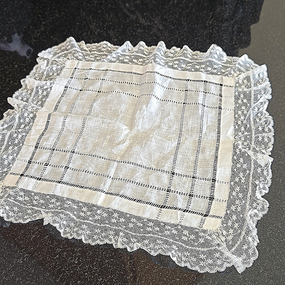 Handmade Antique Lace and Drawn-Thread Handkerchief - Picture 3 of 9